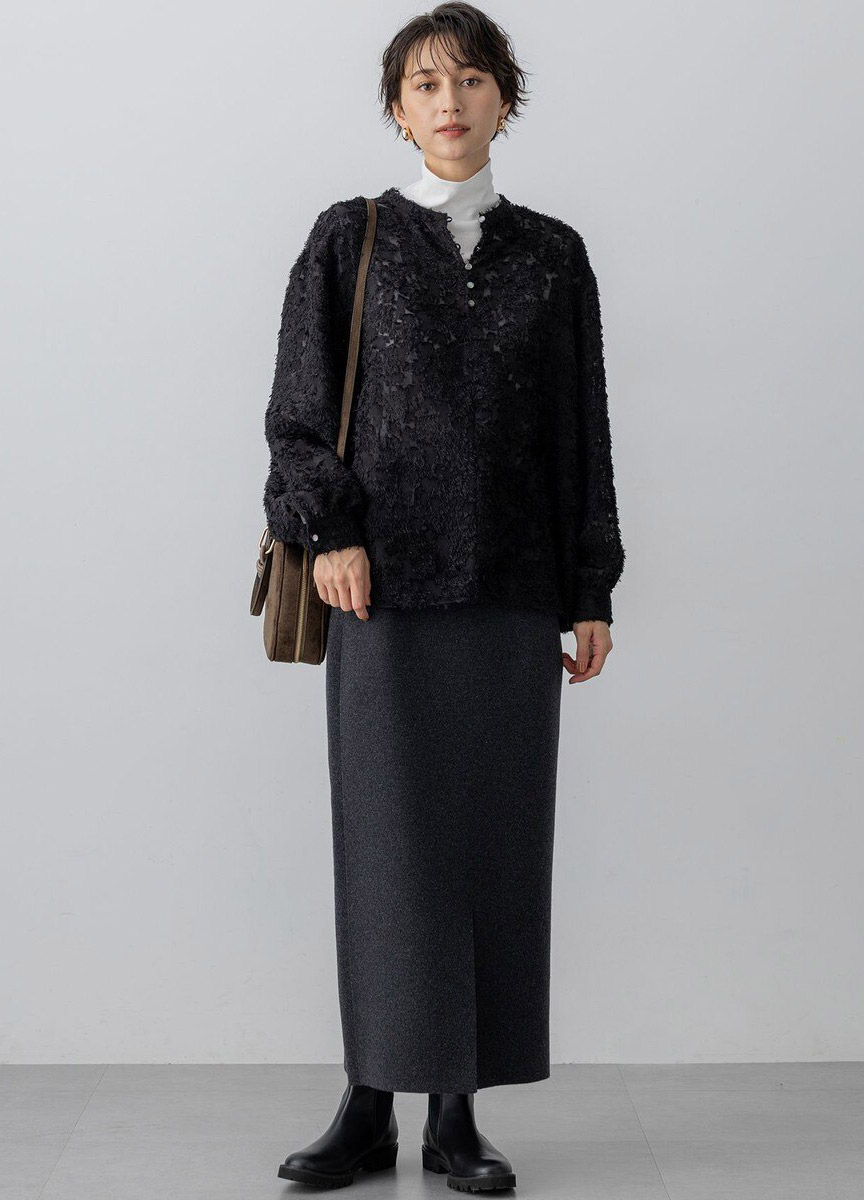 輕透緹花圓領襯衫 