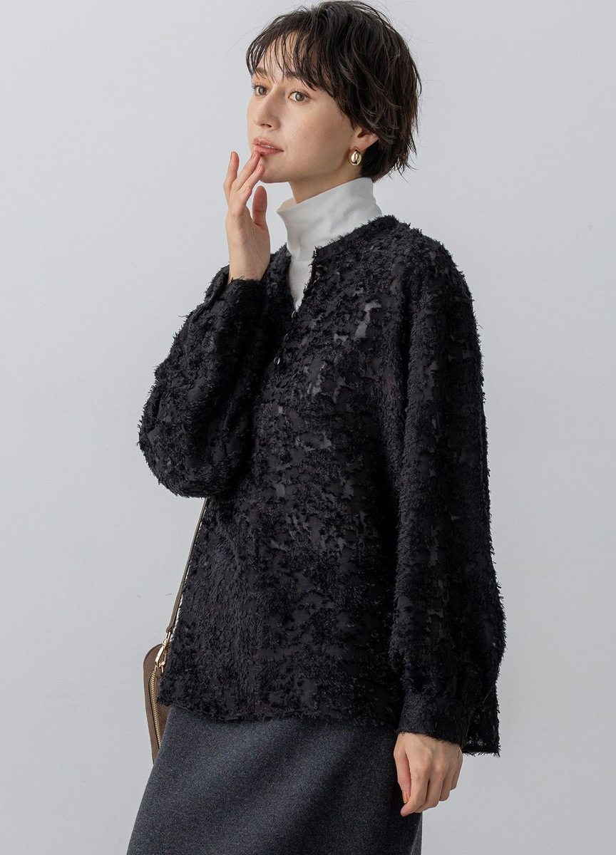 輕透緹花圓領襯衫 