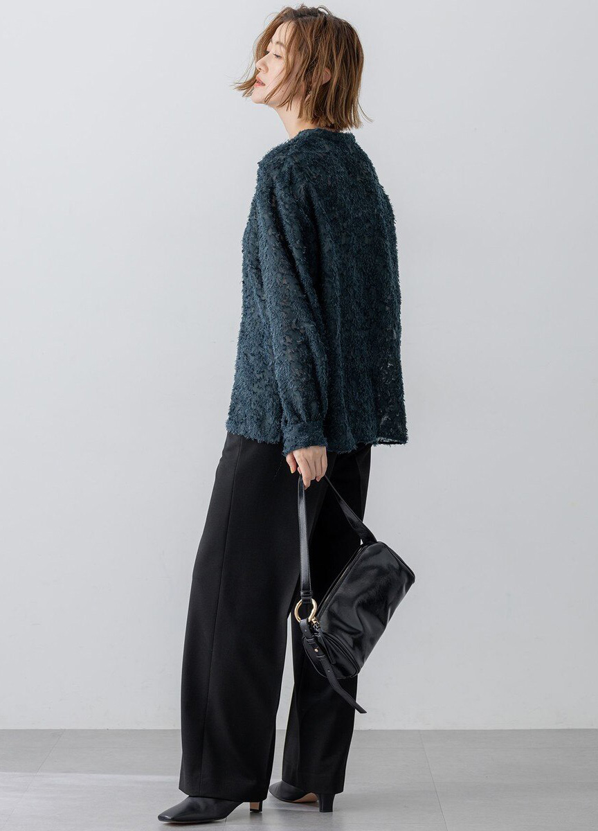 輕透緹花圓領襯衫 