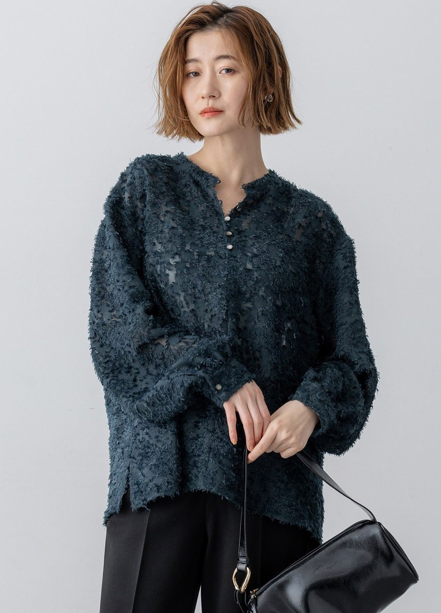 輕透緹花圓領襯衫 